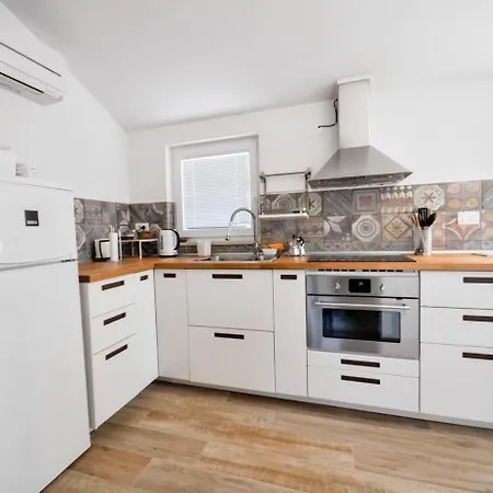Apartment Schoene In Novigrad Mit Privatem Parkplatz