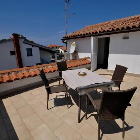 Apartment Schoene In Novigrad Mit Privatem Parkplatz