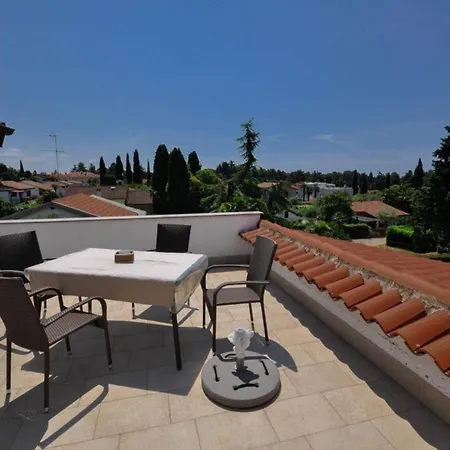 Schoene In Novigrad Mit Privatem Parkplatz Appartamento